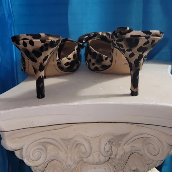 J Renee Leopard Bow Mules - Picture 2 of 4